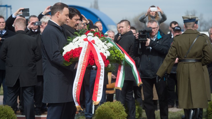 Prezydenci Polski i Węgier złożyli kwiaty przed tablicą poświęconą Eugeniuszowi Sziklayemu
