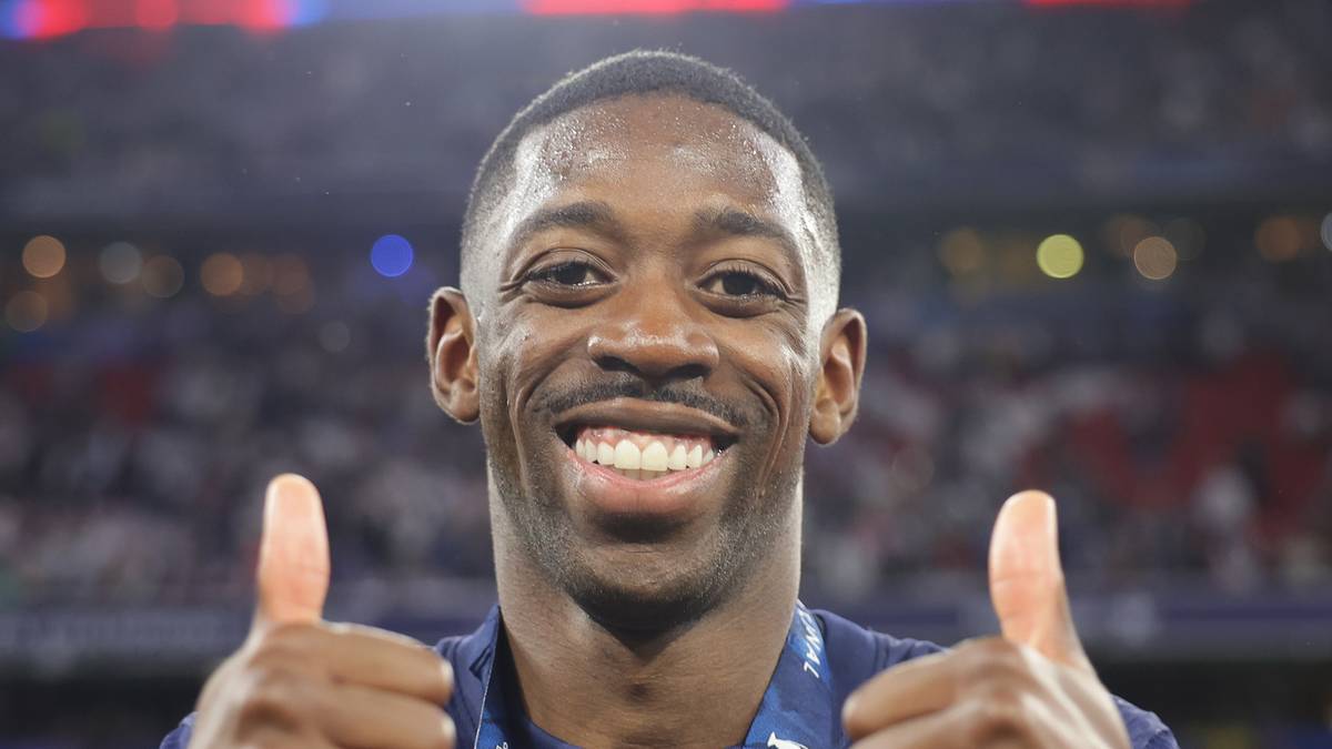 Uśmiechnięty piłkarz Ousmane Dembele pokazuje kciuki w górę, podczas ceremonii wręczenia nagród Ligi Mistrzów.