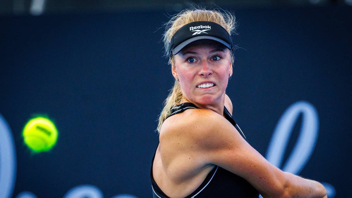 Tenisistka Magdalena Fręch uderza piłkę podczas meczu.