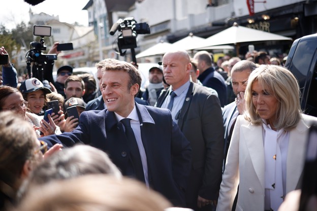 Emmanuel Macron przed lokalem do głosowania