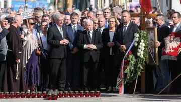 86. miesięcznica smoleńska. Prezes Kaczyński złożył kwiaty przed Pałacem Prezydenckim