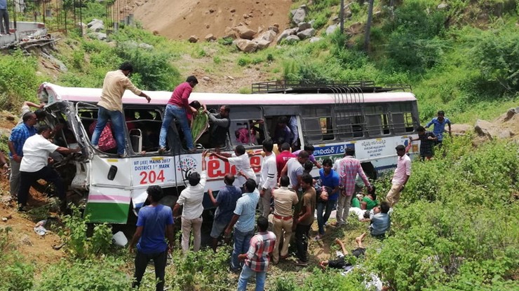 Katastrofa autobusu z pielgrzymami w Indiach. 55 osób zginęło na miejscu
