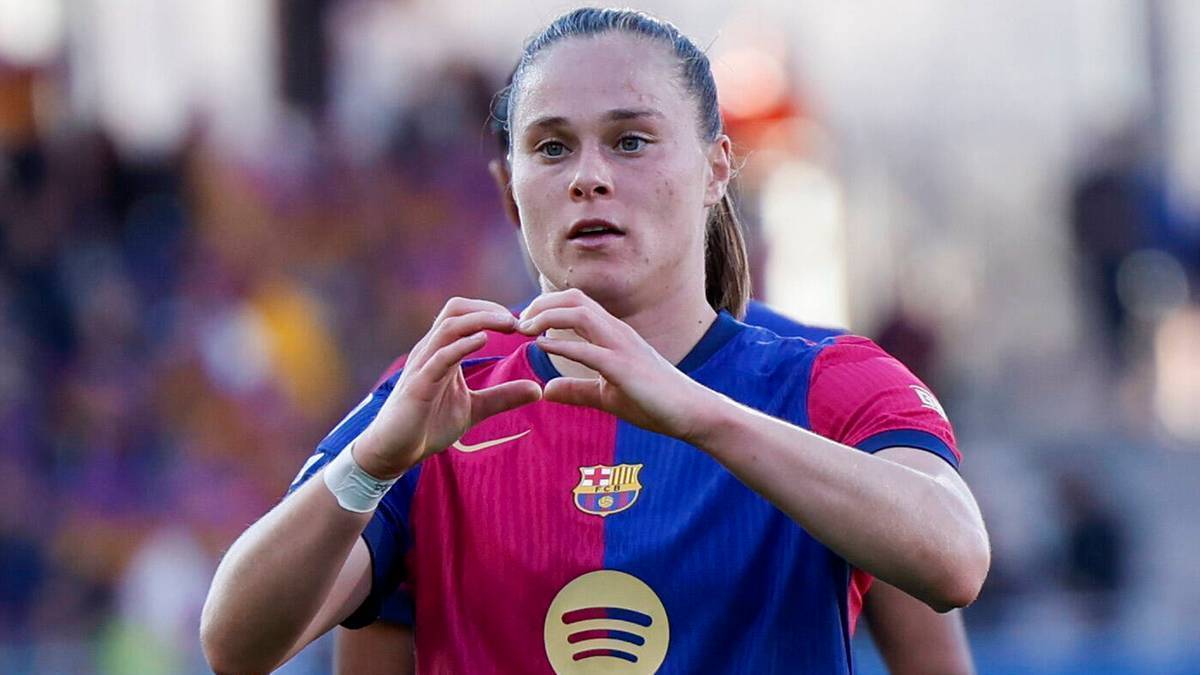 Piłkarka FC Barcelony wykonuje gest serca rękami.