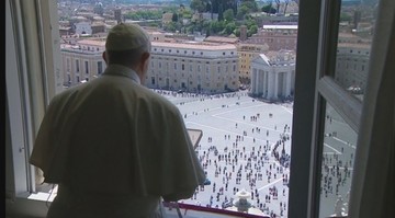 Pierwsza taka modlitwa papieża od miesięcy. "Leczyć ludzi, bo są ważniejsi od gospodarki"