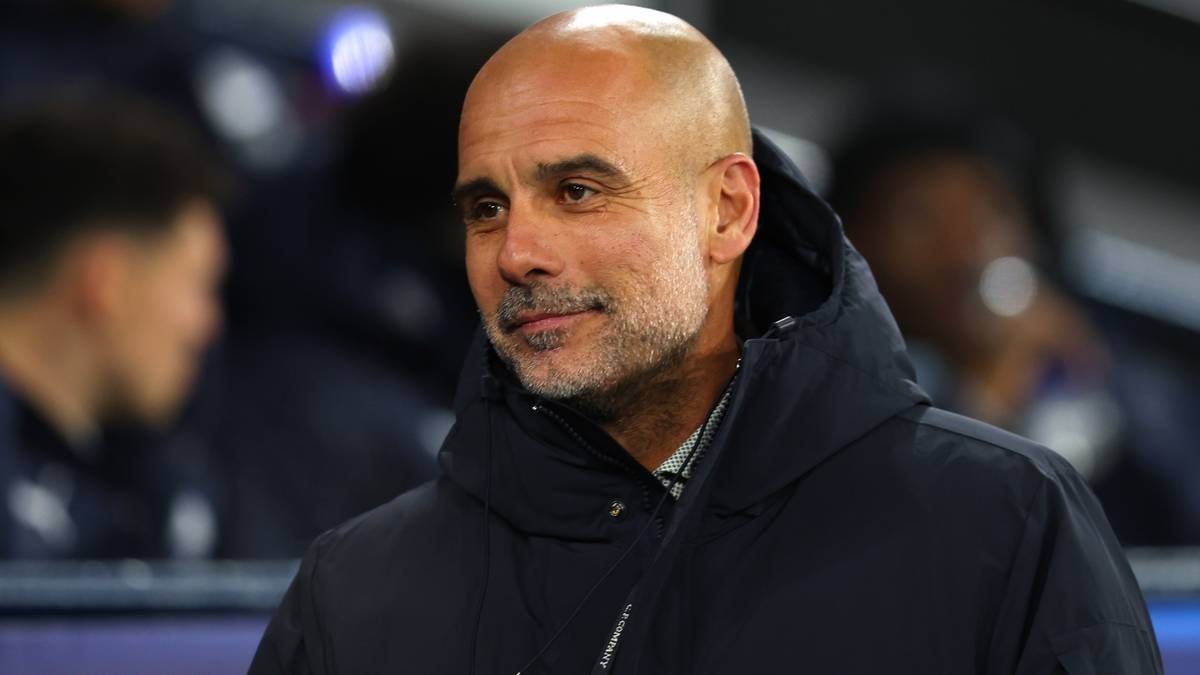 Pep Guardiola, trener Manchesteru City, w czarnej kurtce z kapturem