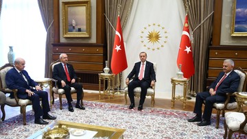 Premier Turcji zapowiada kolejne czystki. "Śledztwo trwa, kolejne osoby są poszukiwane"