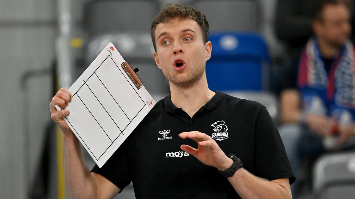 Trener siatk&oacute;wki pokazuje plany taktyczne na tablicy.