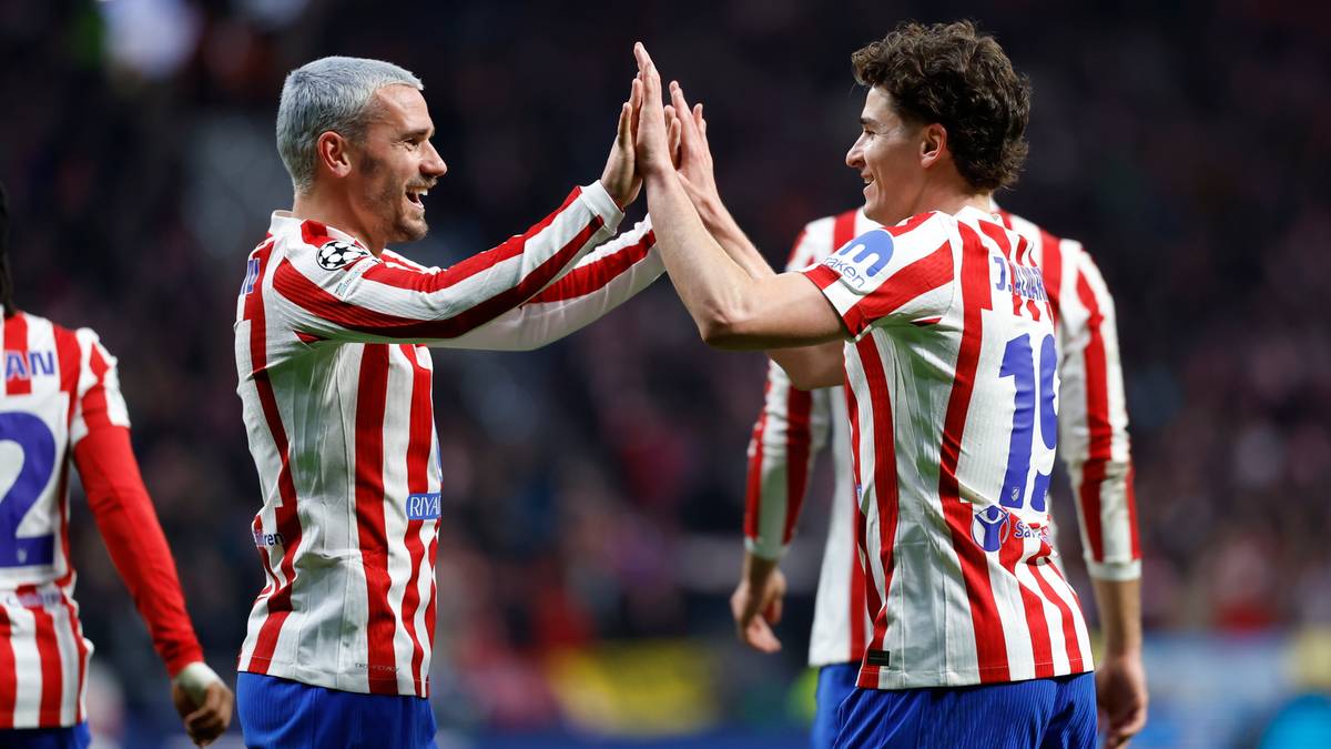 Dw&oacute;ch piłkarzy w czerwono-białych koszulkach z numerami 7 i 10 świętuje zdobycie bramki, podając sobie piątkę.