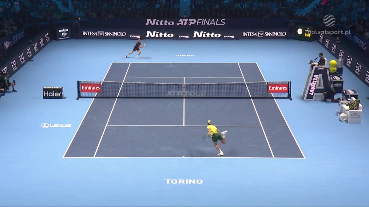 Dwóch tenisistów grających mecz na korcie tenisowym podczas turnieju ATP Finals. Jeden z zawodników jest bliżej widza, drugi jest dalej.