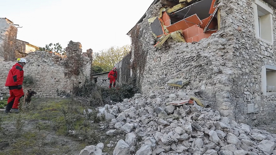 Zniszczony budynek w trzęsieniu ziemi we Francji. Fot. YouTube / Le Parisien.