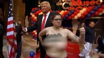 Z nagim biustem na figurę Trumpa. Protest Femen w Madrycie