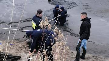 73-latka odnalazła się w stawie. "Wyciągnęli ją na brzeg"