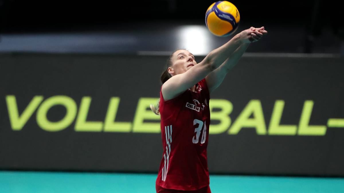 Siatkarka w czerwonej koszulce z numerem 31, wykonuje zagrywkę.