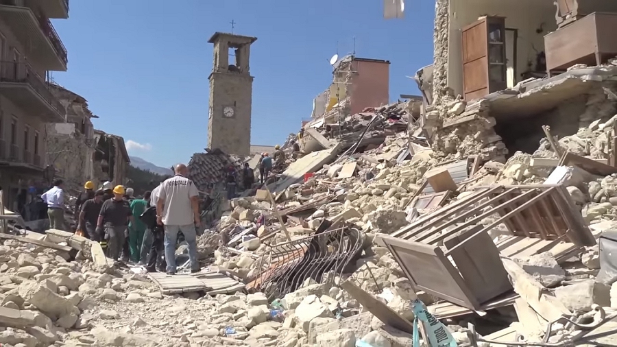 Po trzesieniu ziemi w 2016 roku w Amatrcie we Włoszech. Fot. Wikipedia / Leggi il Firenzepost / YouTube / bit.ly/2D53yxl