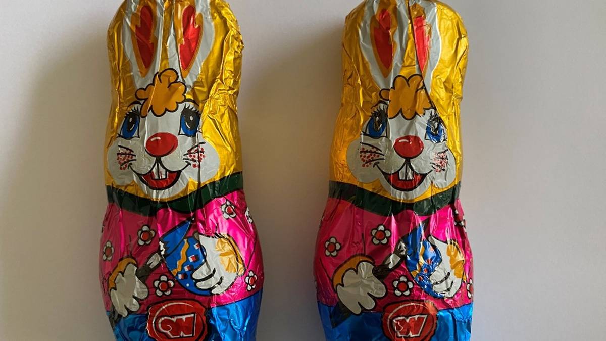 Zajączek z polewy o smaku kakaowo-mlecznej zanieczyszczony plastikiem