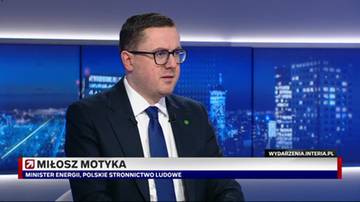 Miłosz Motyka, Minister Energii, siedzi w studiu telewizyjnym.