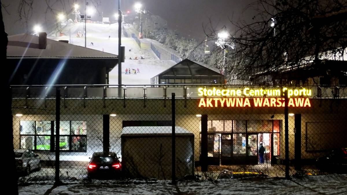 Górka Szczęśliwicka w Warszawie oferuje jazdę na nartach nawet przy dodatnich temperaturach