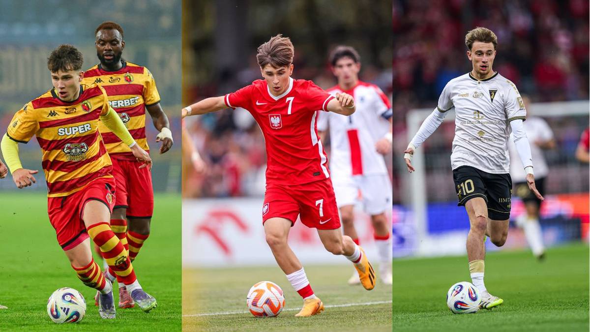 Trzech młodych piłkarzy w strojach reprezentacyjnych podczas meczu lub treningu.