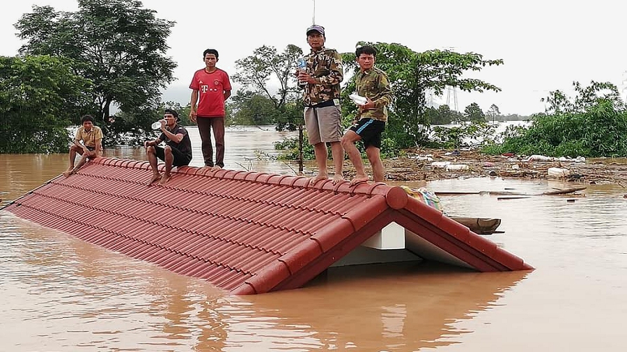 Ludzie czekają na pomoc na dachach domów. Fot. Facebook / ABC Laos news ສຳນັກຂ່າວເອບີຊີລາວ.