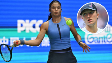 Leyah Raducanu uderza piłkę tenisową, w tle zdjęcie Igi Świątek.