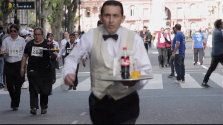 Wyścig ze szklanką napoju i butelką na tacy. Kelnerzy rywalizowali w Argentynie