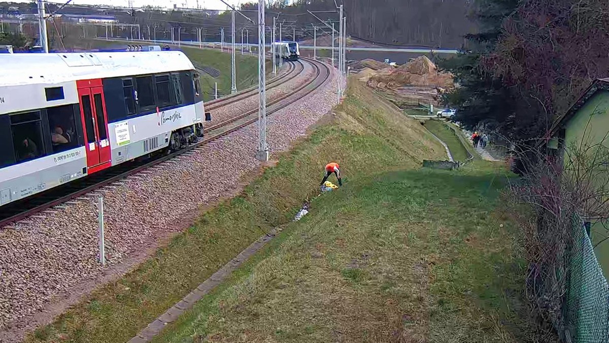 Gdańsk: Zauważyli mężczyznę w rowie. Zatrzymali pociąg