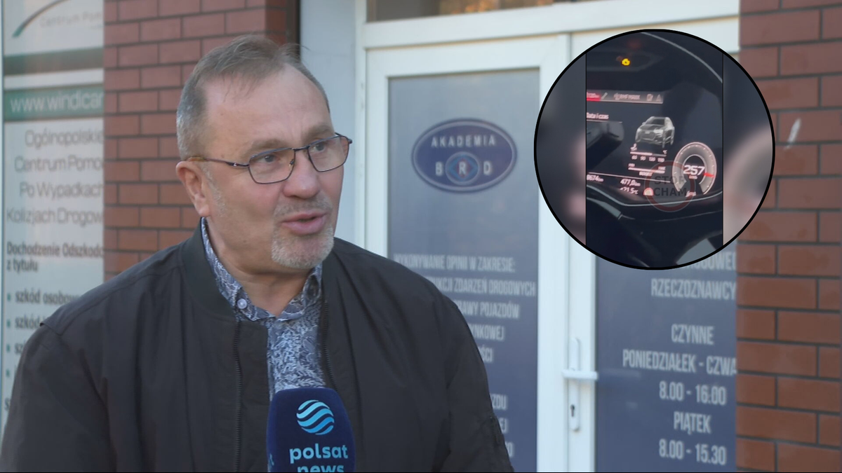 Mężczyzna w okularach udziela wywiadu przed budynkiem, trzymając mikrofon Polsat News. W prawym górnym rogu wstawka z