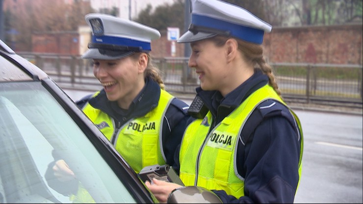 Policjantki-bliźniaczki na wspólnym patrolu. Mylą je kierowcy i... współpracownicy