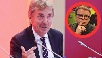 Zbigniew Boniek przemawia przy mikrofonie, w tle okrągłe zdjęcie Jarosława Kr&oacute;lewskiego