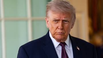 Portret Donalda Trumpa w garniturze.