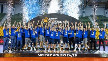 Drużyna ORLEN Wisły Płock świętuje zdobycie mistrzostwa Polski 2024/2025 na podium z konfetti i fajerwerkami.
