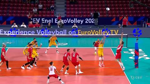 Bartłomiej Bołądź wykonuje dynamiczny atak podczas meczu siatk&oacute;wki reprezentacji Polski.