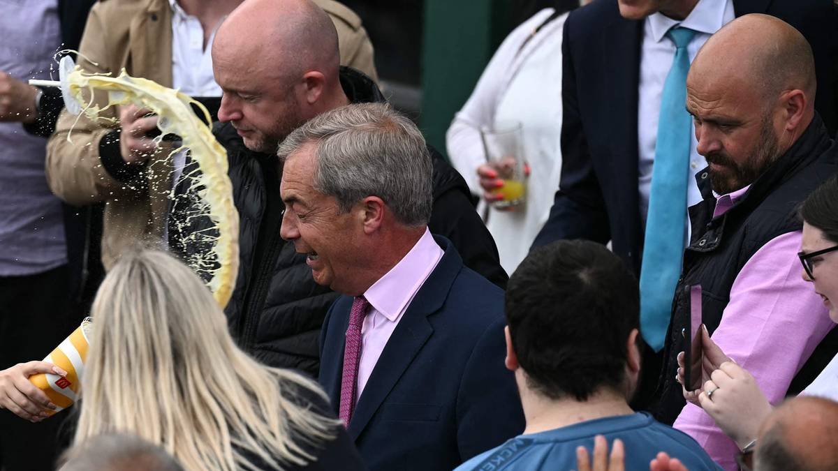 Nigel Farage wrócił do polityki. Na powitanie oblano go koktajlem