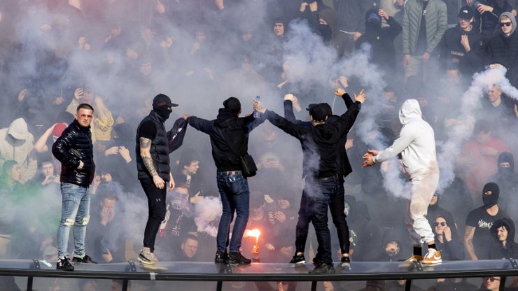 Niesamowite sceny na treningach Ajaksu i Feyenoordu przed hitem w Eredivisie! Race, śpiewy i tłumy kibiców