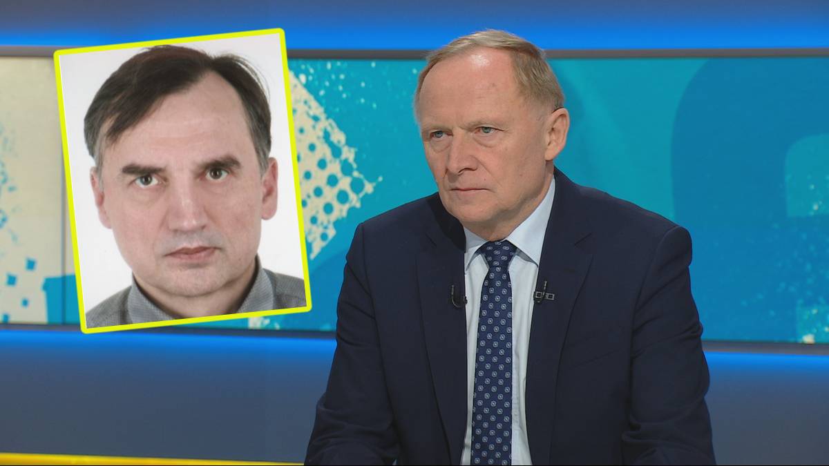 Zdjęcie przedstawia wiceministra MSWiA Czesława Mroczka siedzącego podczas wywiadu, obok wklejony portret Zbigniewa Ziobry.