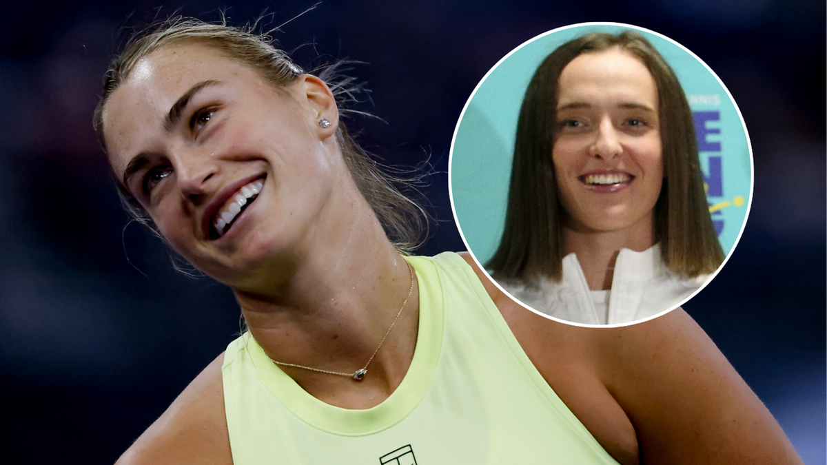 Aryna Sabalenka uśmiecha się, w tle w okręgu znajduje się zdjęcie Igi Świątek.