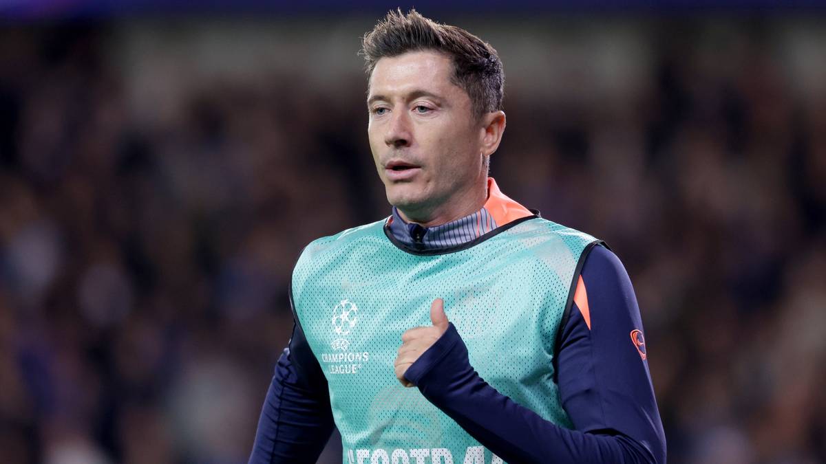 Robert Lewandowski w kamizelce treningowej podczas meczu