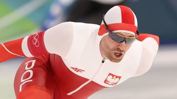 Łyżwiarz szybki w stroju reprezentacji Polski na lodowisku.