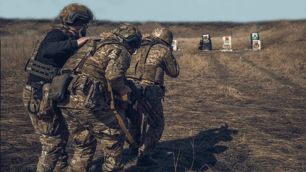 Deportowani z USA Ukraińcy trafiają na front. Media: Do granicy eskortują ich polskie służby