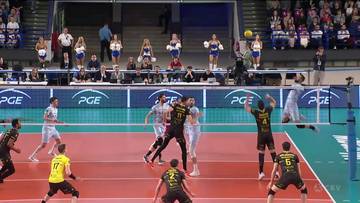 Mecz siatkówki, zawodnicy PGE Projekt Warszawa w akcji przeciwko Bogdanka LUK Lublin, publiczność na trybunach.