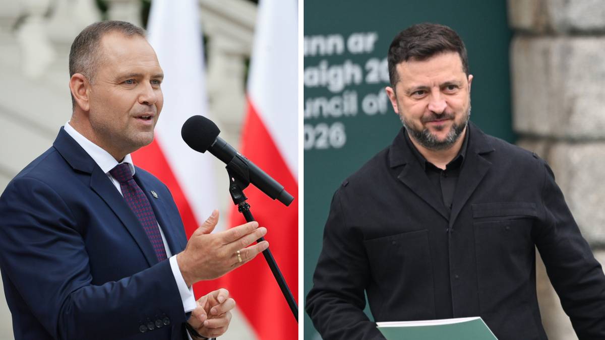 Dwa portrety mężczyzn. Po lewej polityk w garniturze przemawia do mikrofonu, w tle widoczna polska flaga. Po prawej mężczyzna w czarnej kurtce z lekkim uśmiechem, w tle budynek z napisem.