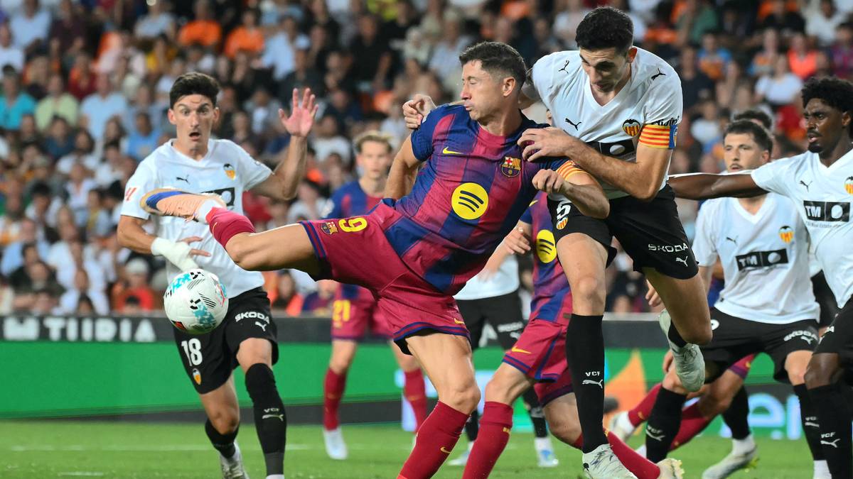 Robert Lewandowski w akcji strzela gola podczas meczu piłki nożnej.