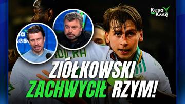 Młody mężczyzna w stroju sportowym o zielono-białych akcentach, z medalami na szyi, patrzy wprost przed siebie z lekko otwartymi ustami. W tle, w okrągłych ramkach, widoczni są dwaj starsi mężczyźni, jeden z nich uśmiecha się, drugi ma poważniejszą minę. Na obrazku widoczny jest r&oacute;wnież napis "ZIOŁKOWSKI ZACHWYCIŁ RZYM!".
