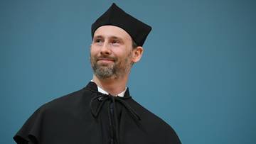 Portret Sławosza Uznańskiego-Wiśniewskiego w todze akademickiej.