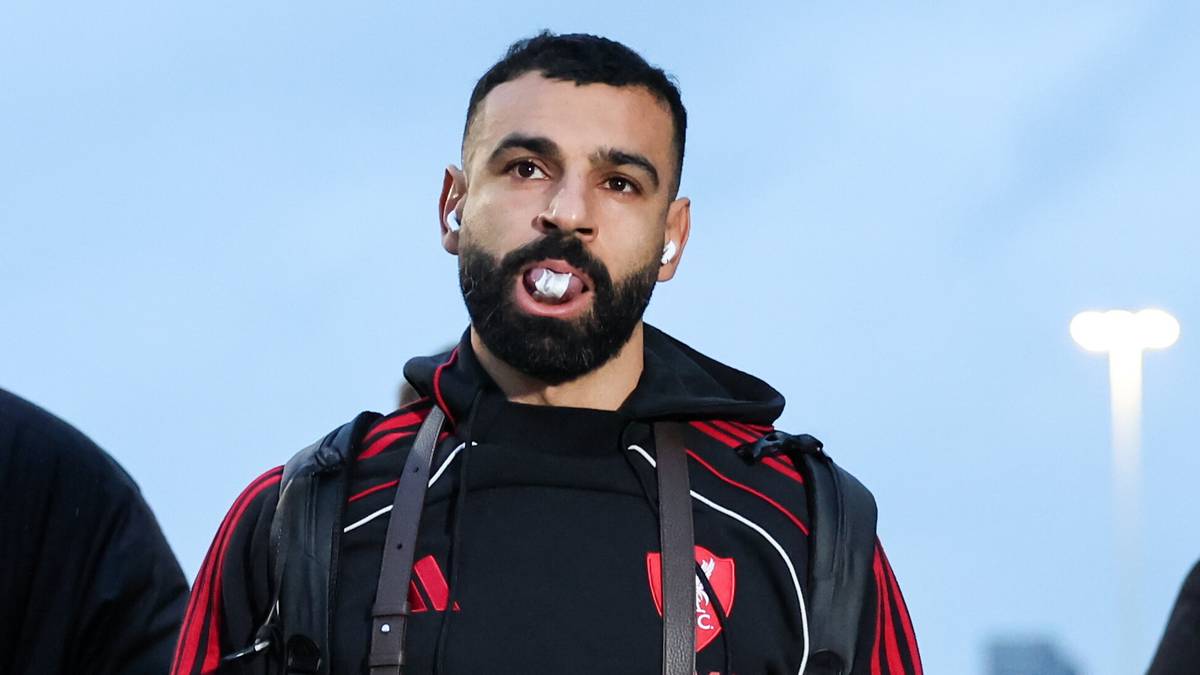 Trzech mężczyzn w sportowych kurtkach idzie obok siebie.