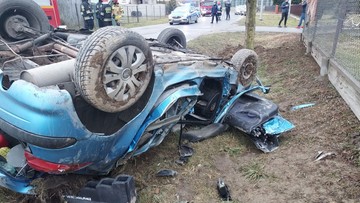 Wypadek w Małopolsce. Dziecko wypadło z auta, matka zakleszczona we wraku
