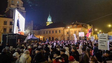 Nie podjęto uchwały o wygaśnięciu mandatu prezydenta Lublina. Przed Ratuszem wiec poparcia