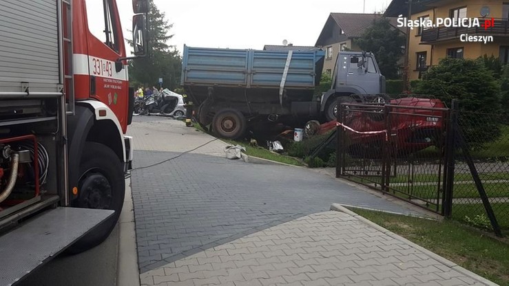 Zderzenie trzech pojazdów w Cieszynie. Samochody zatrzymały się w ogrodzie prywatnej posesji