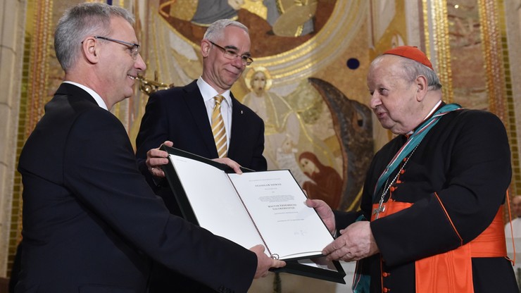 Kard. Dziwisz odebrał Wielki Krzyż Orderu Zasługi Węgier