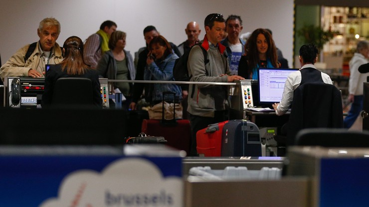 "Wszyscy do Amsterdamu!". Chaos i długie kolejki na lotnisku w Brukseli